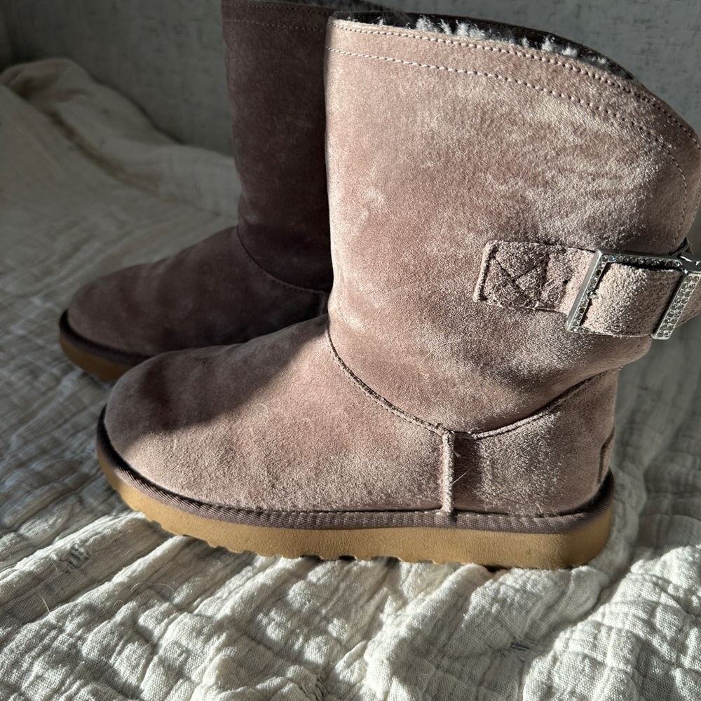 Ugg remora crystals buckle  Tan Suede Boots 6 with lining snow boot  cozy